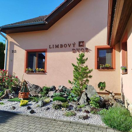 Pezion Limbovy Dvor Hotel Vrbov Exterior foto