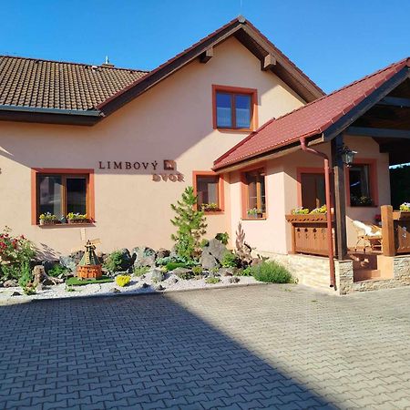 Pezion Limbovy Dvor Hotel Vrbov Exterior foto