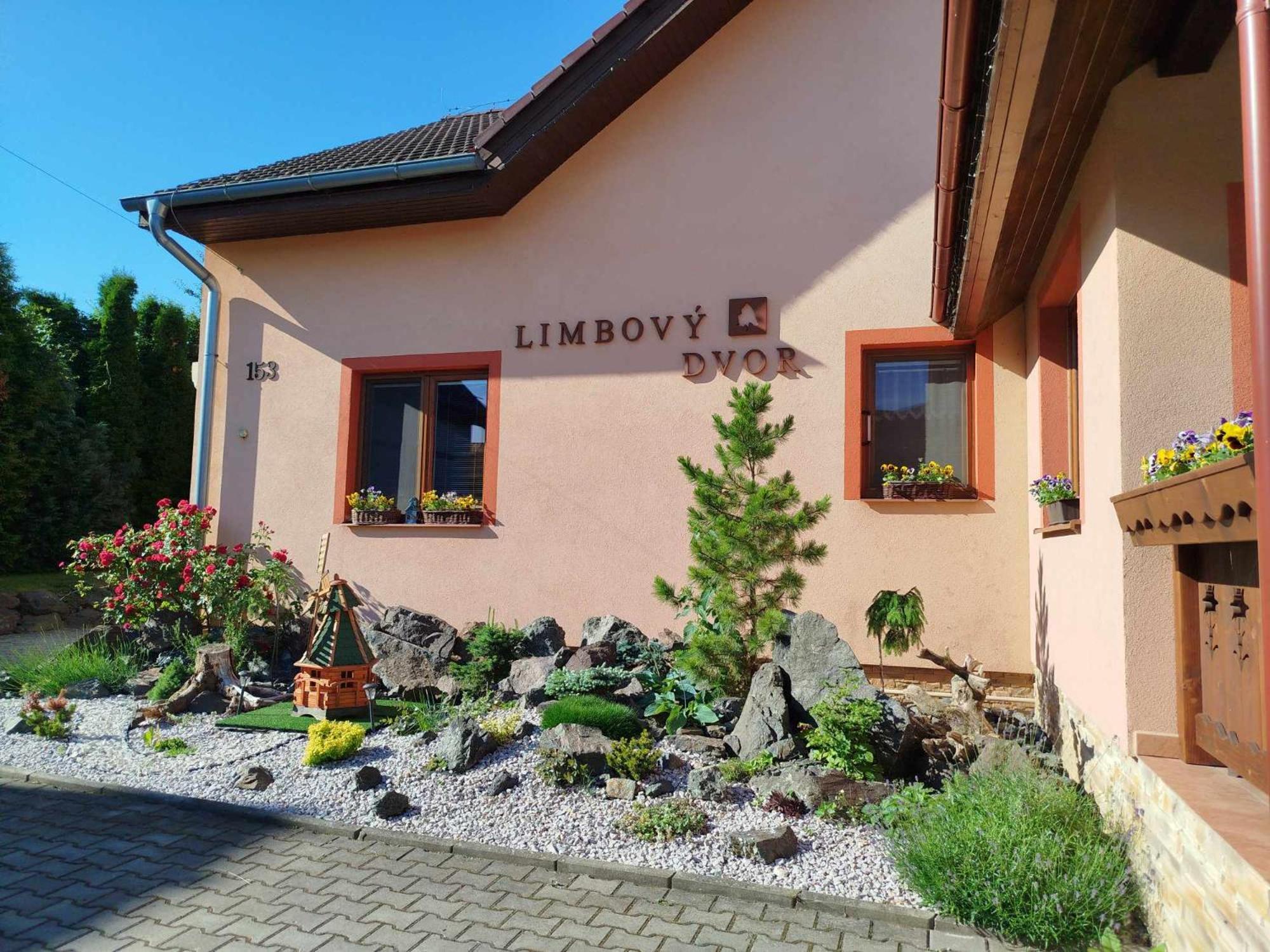 Pezion Limbovy Dvor Hotel Vrbov Exterior foto