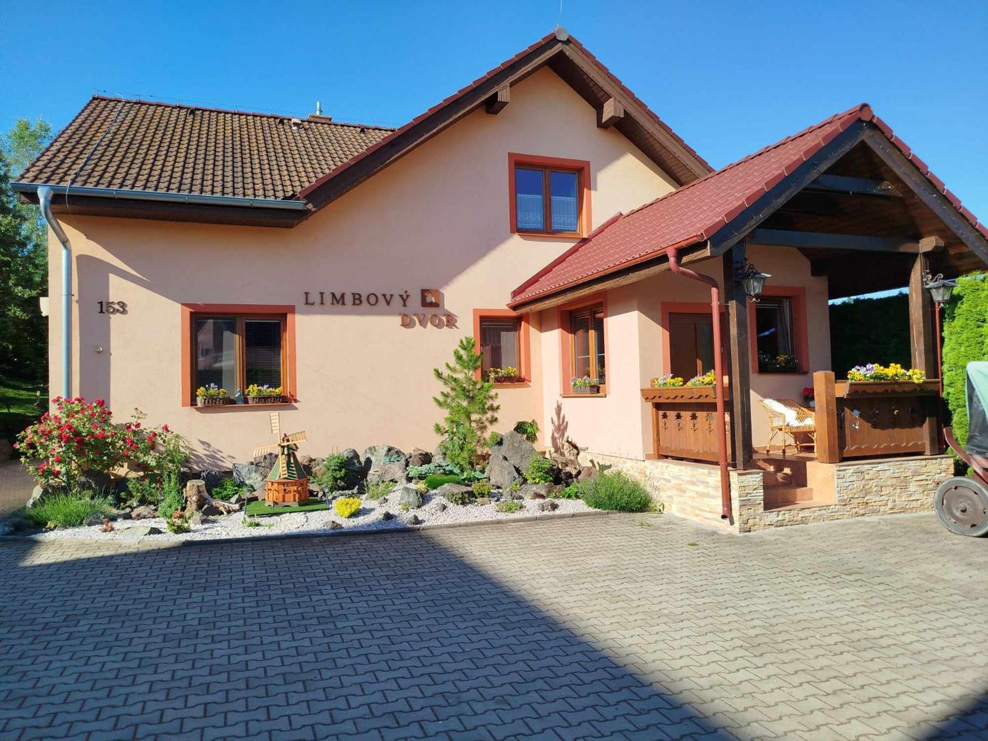 Pezion Limbovy Dvor Hotel Vrbov Exterior foto