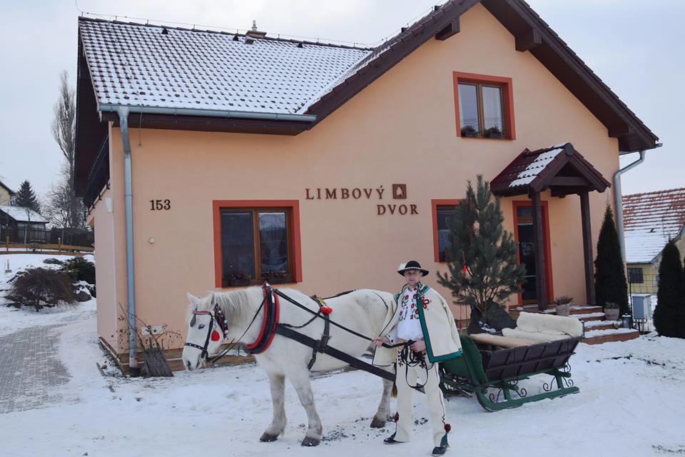 Pezion Limbovy Dvor Hotel Vrbov Exterior foto