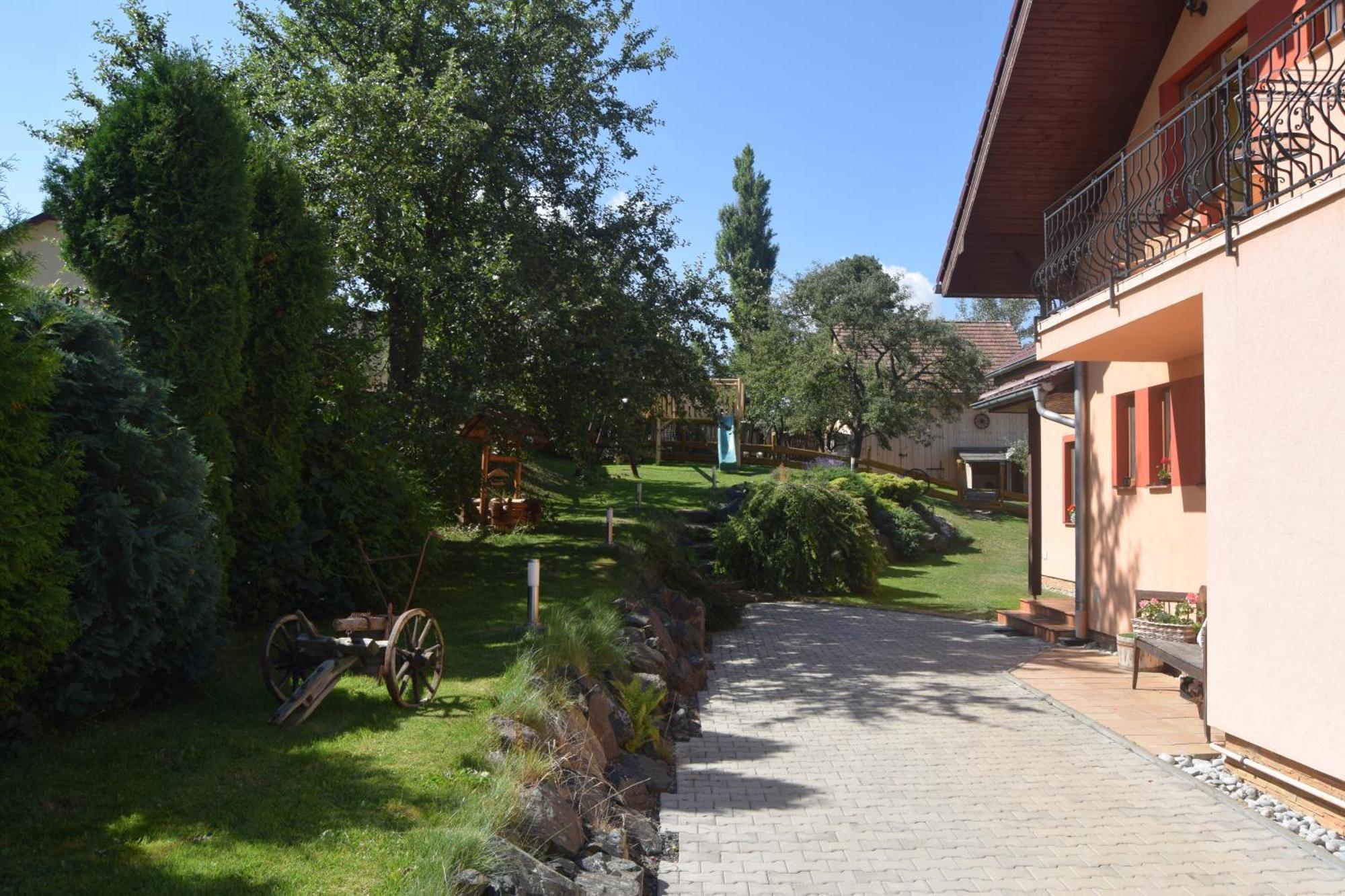Pezion Limbovy Dvor Hotel Vrbov Exterior foto