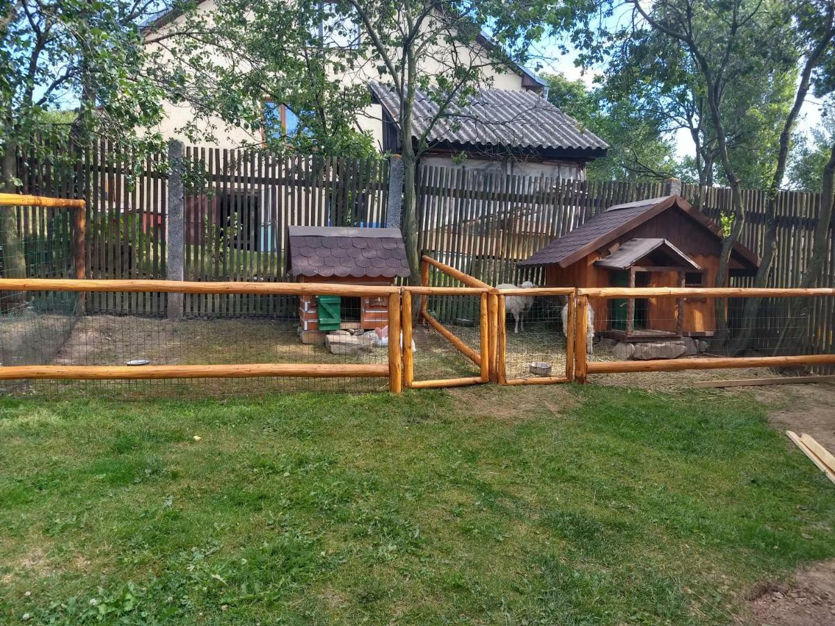 Pezion Limbovy Dvor Hotel Vrbov Exterior foto