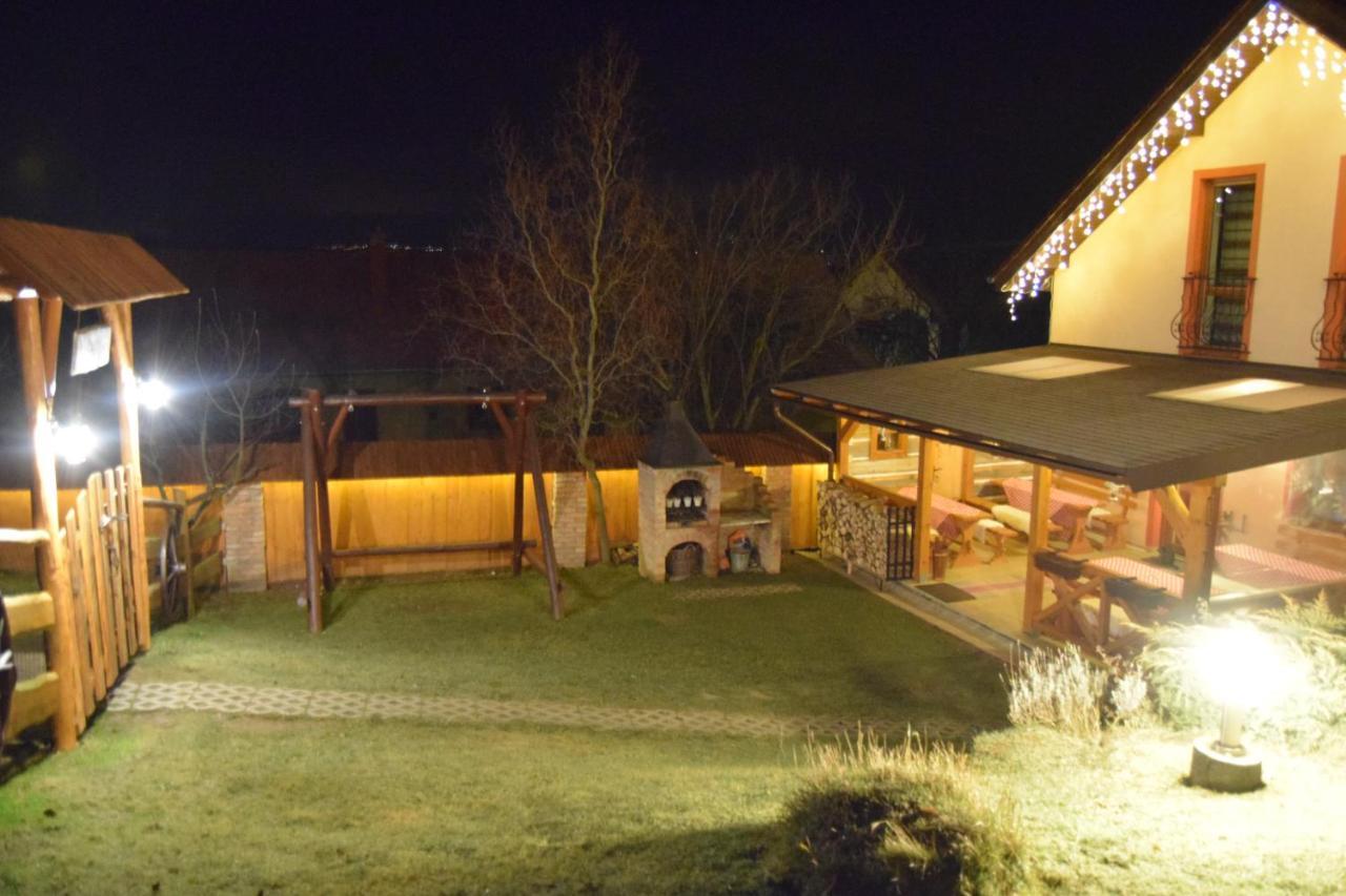 Pezion Limbovy Dvor Hotel Vrbov Exterior foto